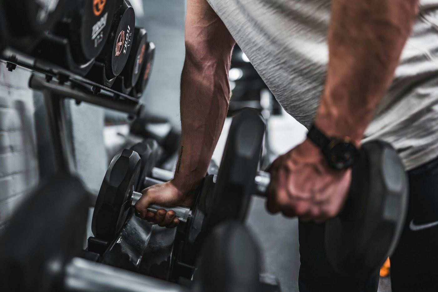 Treino funcional com kettlebell na área de condicionamento