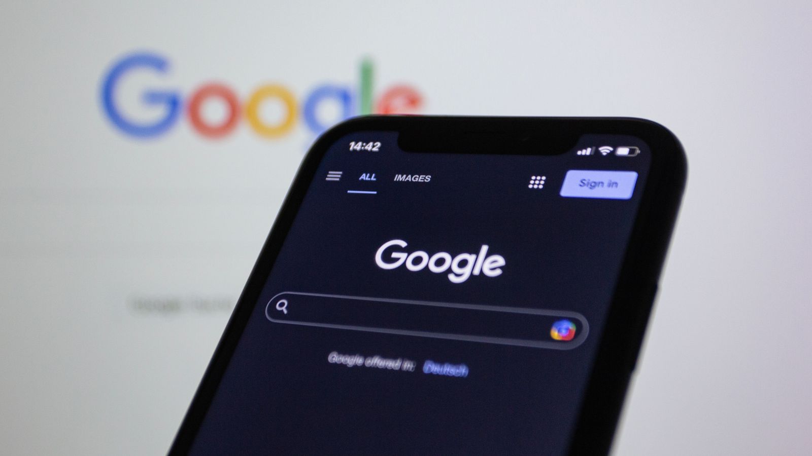 Smartphone com a página do Google exibida na tela