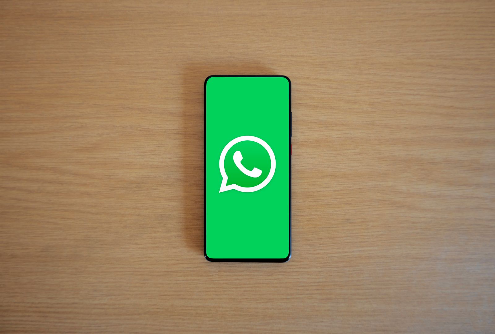 Smartphone exibindo o aplicativo do WhatsApp