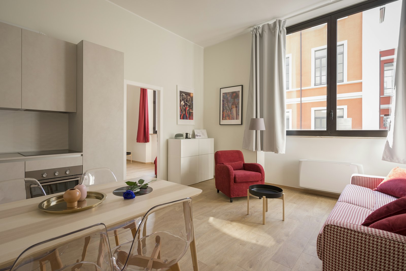 Sala ampla e integrada em apartamento de alto padrão com grandes janelas